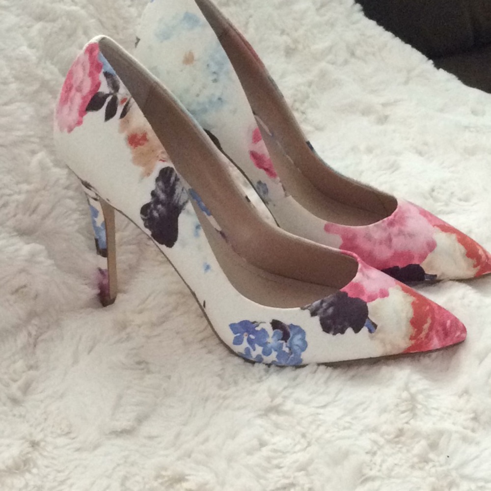 High heel shoes, New, never been worn!